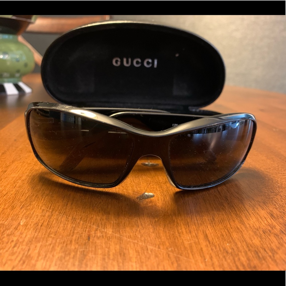 WOMEN'S Gucci sunglasses black